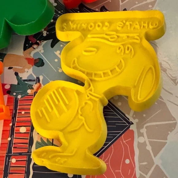 Hallmark Red, Green, Yellow, and Orange Cookie Cutter Set. Vintage lot of 7. - Picture 2 of 13